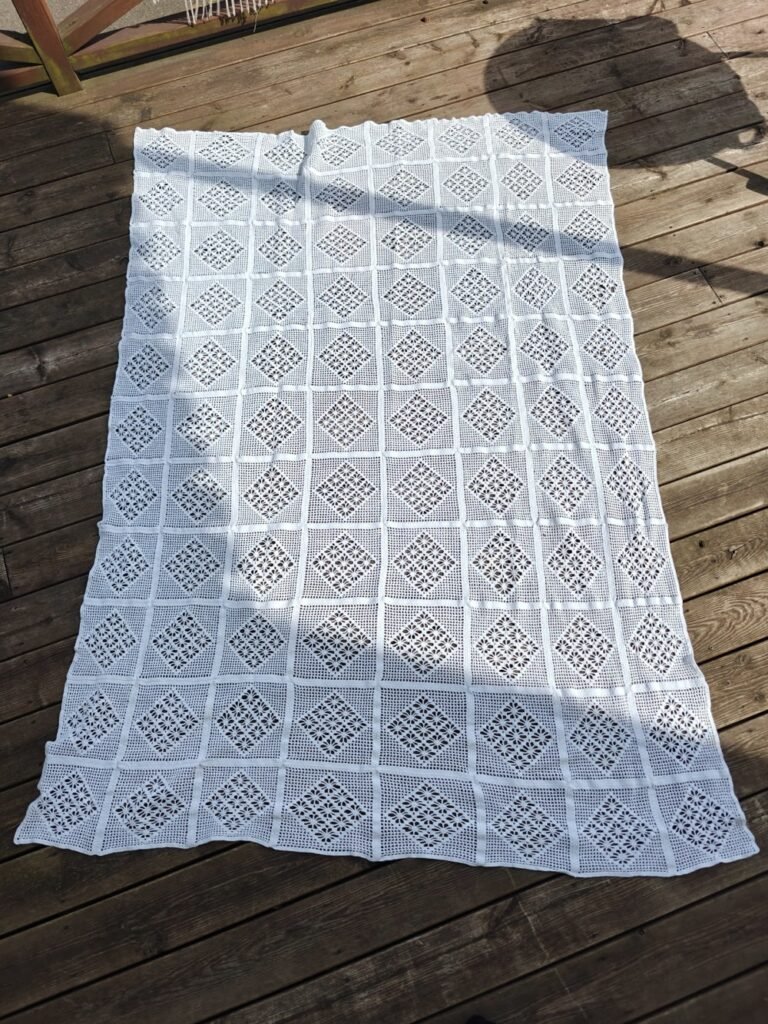 Virkat Överkast / Duk ~ Vit Bomull ~ Ca 130 x 180 cm