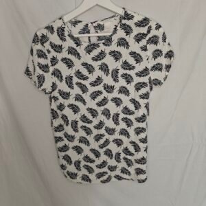 H&M Topp ~ Vit med svart bladmönster ~ Strl 36
