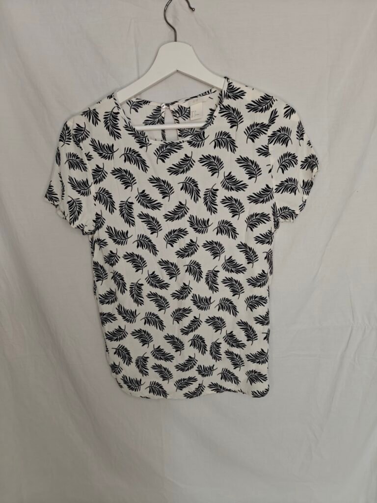 H&M Topp ~ Vit med svart bladmönster ~ Strl 36