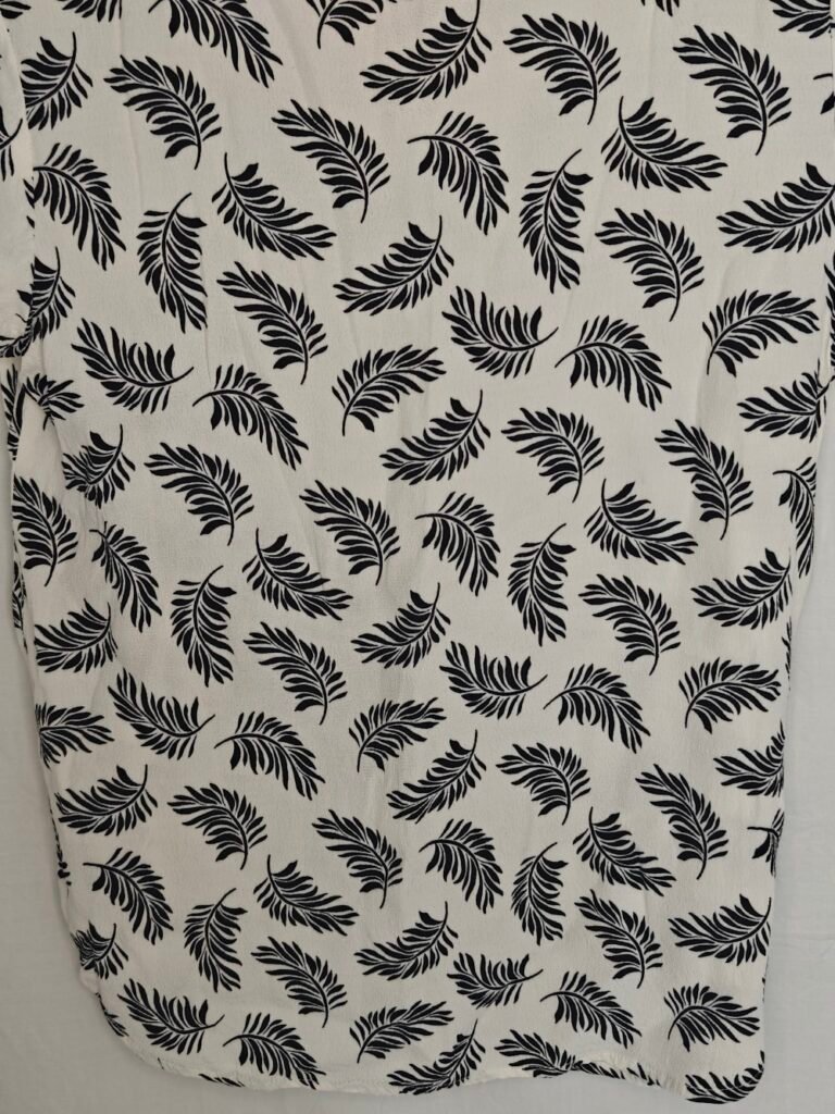 H&M Topp ~ Vit med svart bladmönster ~ Strl 36